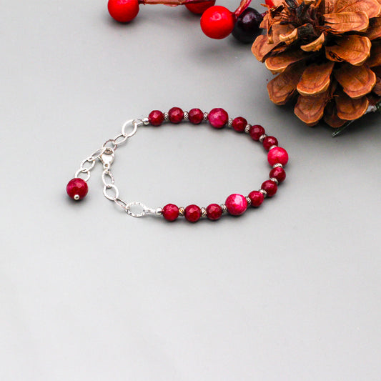 The Viva Bracelet showcases a refined blend of carefully selected Agate Gemstones paired with a high-quality Sterling Silver chain.