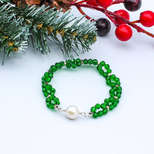 Made with a quality stretch design, its centerpiece features a stunning freshwater pearl. Green Crystals.