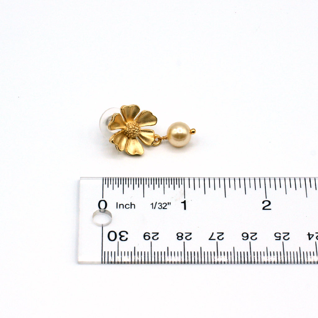 Gold flower-shaped earring with pearl 