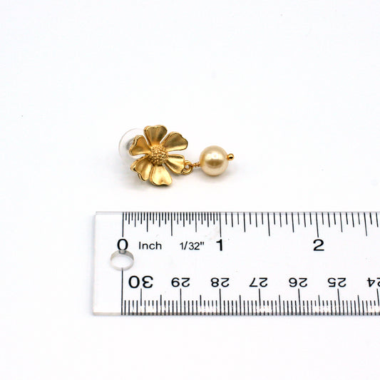 Gold flower-shaped earring with pearl 